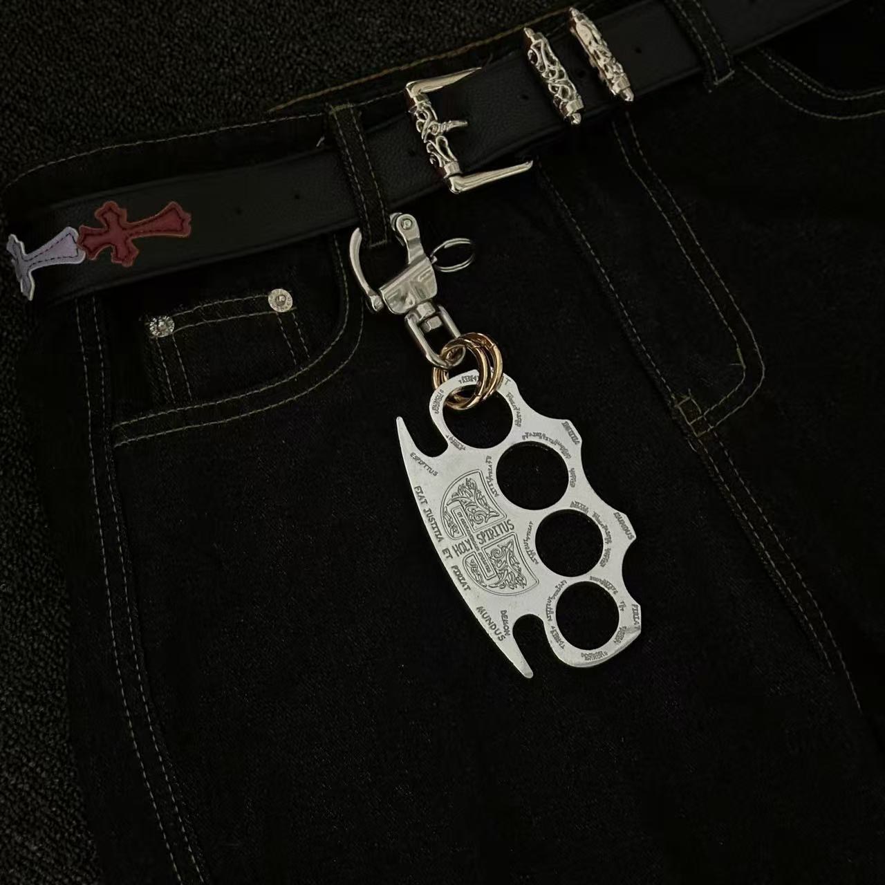 Omirad “Knuckle” Keychain – Silver Edition